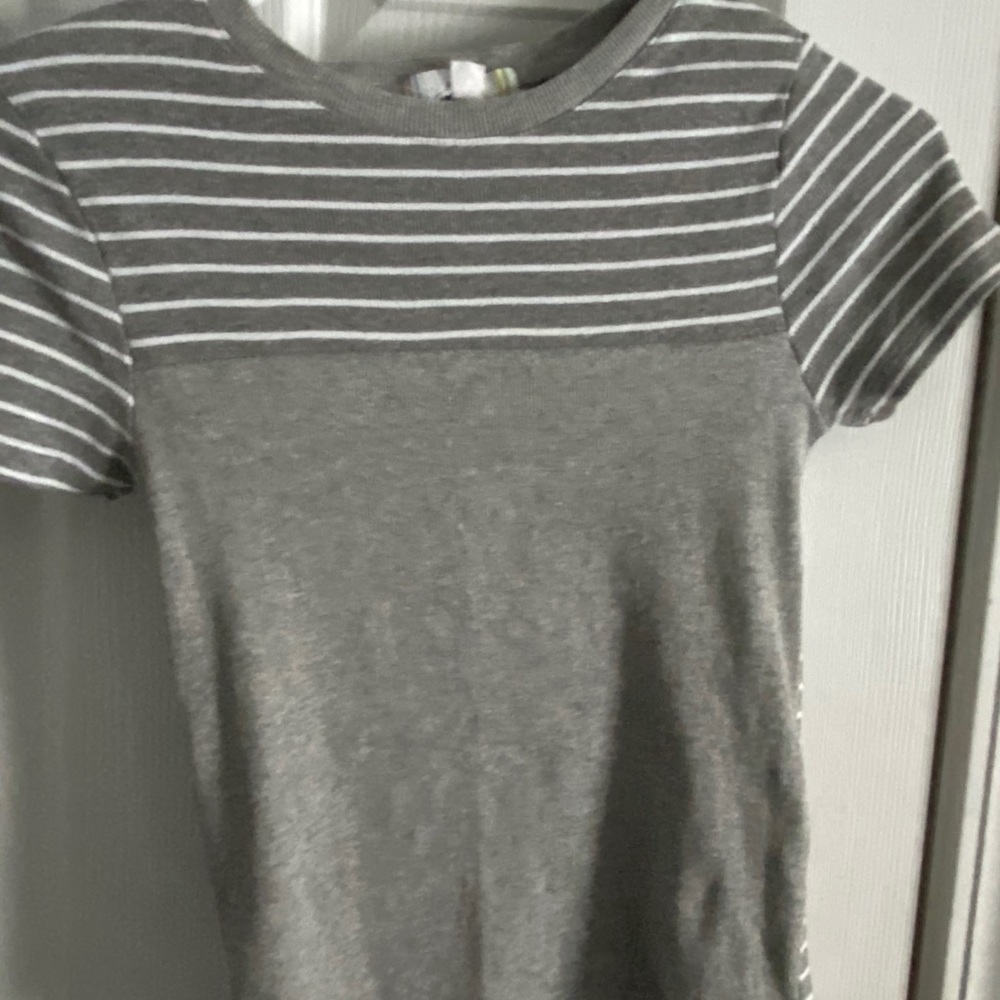 gray short sleeve